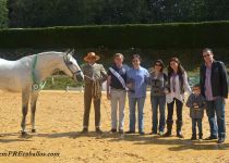 ALBERTO SCHUTTE Y SU ESPOSA ALEJANDRA ENTREGAN EL PREMIO A CAMPEON JOVEN A HISTORICO JAQ, DE CORTIJO LAS CASTAÐAS.